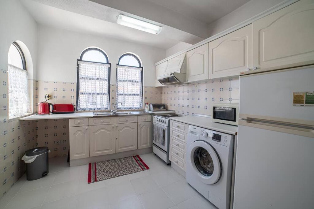 Spacious Two Bedroom Apt, 200M From The Beach 카르보에이루 외부 사진