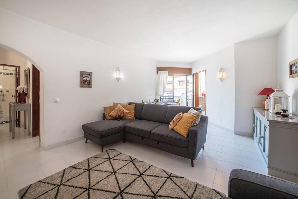 Spacious Two Bedroom Apt, 200M From The Beach 카르보에이루 외부 사진
