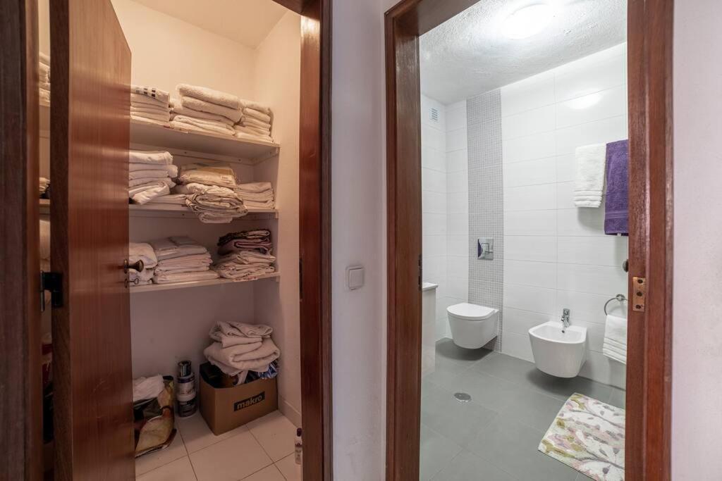 Spacious Two Bedroom Apt, 200M From The Beach 카르보에이루 외부 사진